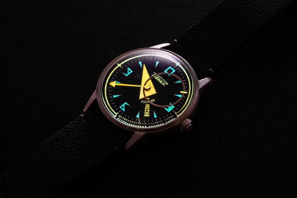 La montre Avant-Garde s'adapte à toute heure de la journée et de la nuit en s'assombrissant dans le noir.