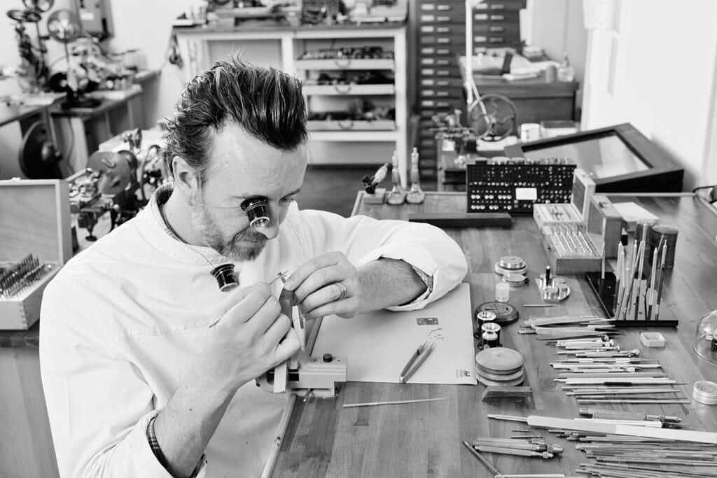 Hervé Schlüchter travaillant dans ses ateliers. 