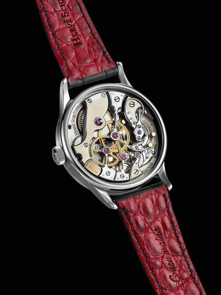 Carrure satinée horizontale avec cornes polies, lunette et fond polis.