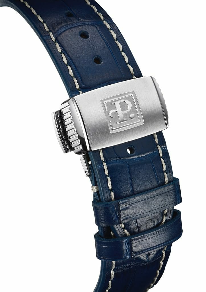 Bracelet en cuir de veau bleu ou vert avec motif alligator et surpiqûres blanches.