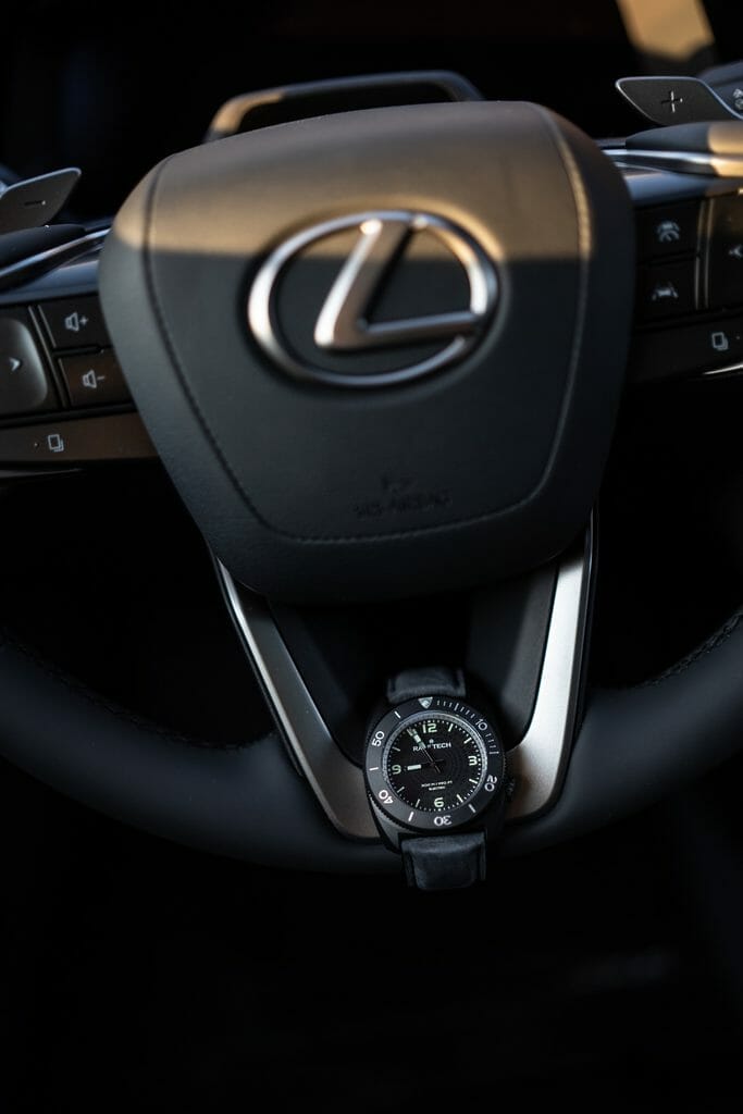 Fonctions heures, minutes, secondes , calcul du temps d'immersion / Surface luminescente SuperLuminova C5 / Cadran noir type Lexus RZ "in-ei".