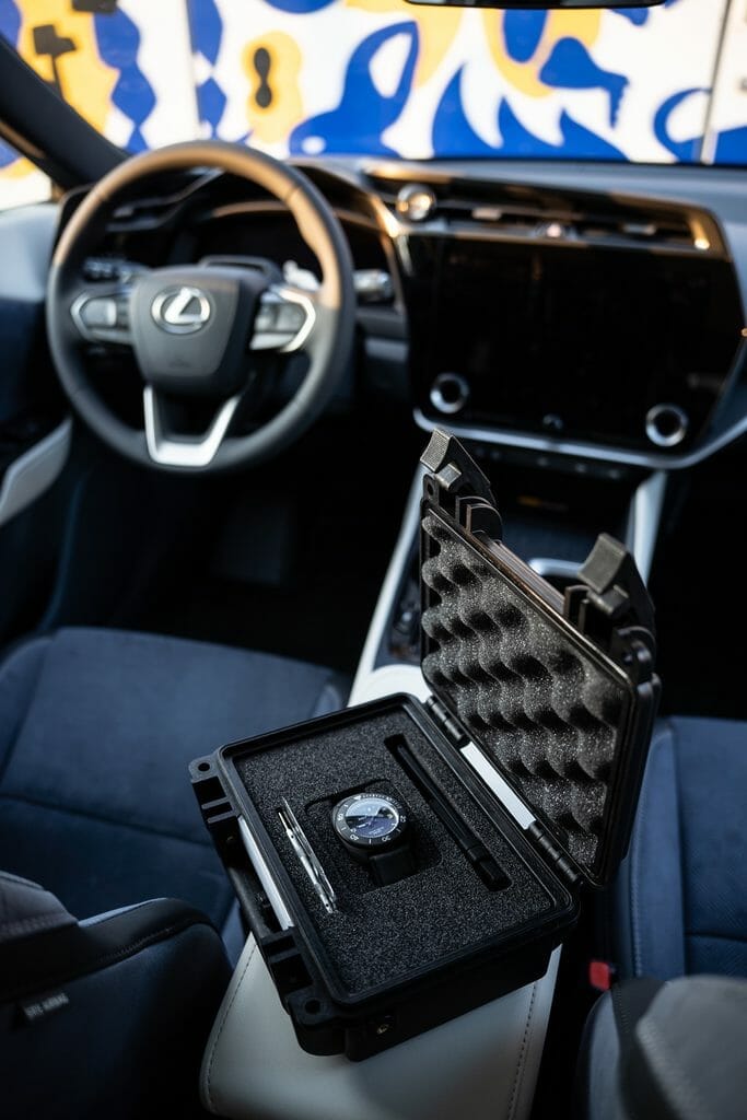 Couronne vissée et protégée / Lunette tournante unidirectionnelle / Insert de lunette Ceramfine noir mat avec triangle de repère et insert luminescent SuperLuminova.