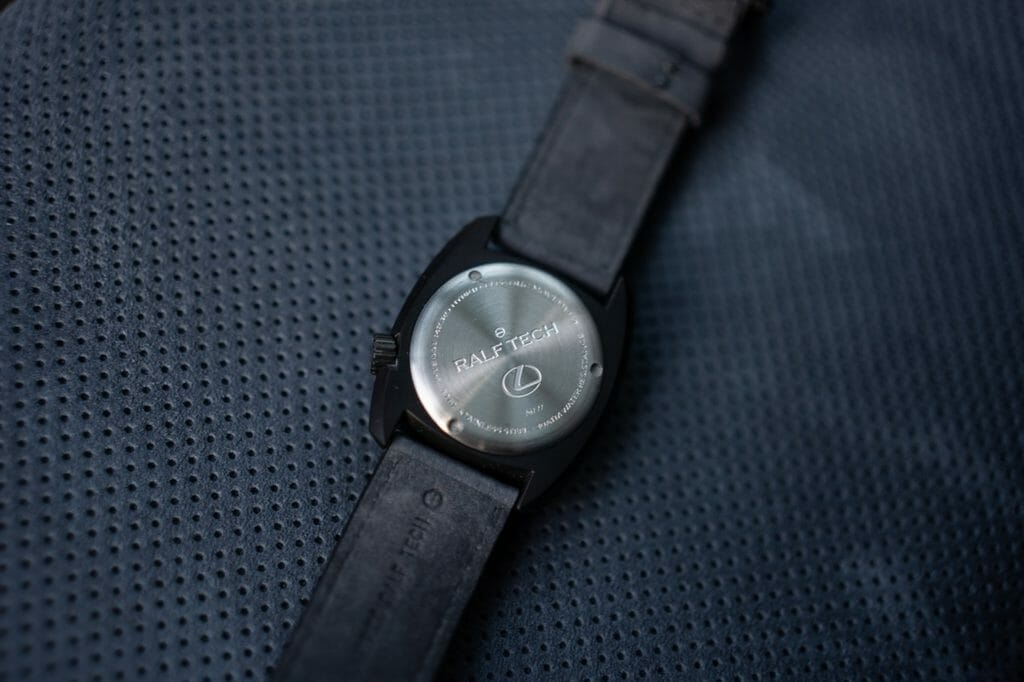 Fond vissé et gravé avec numérotation dans la série Lexus.