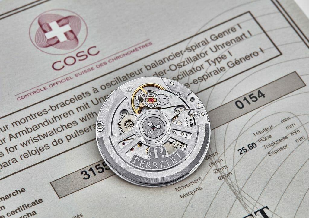 Calibre automatique de manufacture P-331-MH, certifié COSC et Chronofiable / 28 800 alternances par heure (4 Hz) / Réserve de marche : 42 heures / Masse oscillante ajourée et rhodiée avec le logo Perrelet / Ponts rhodiés, finition perlée.