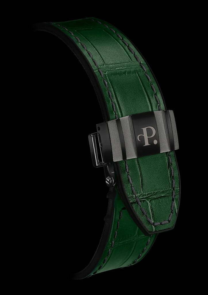 Bracelet en veau vert gaufré crocodile avec doublure en caoutchouc et surpiqûres noires / Boucle déployante en acier inoxydable avec PVD noir et logo Perrelet. 