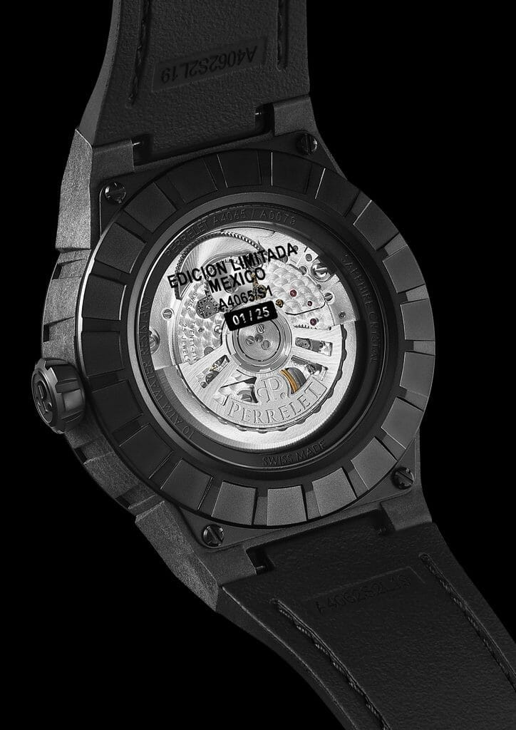 Fond en acier inoxydable avec traitement PVD noir et hublot en verre saphir antireflet / Etanche à 10 ATM : 328 pieds.