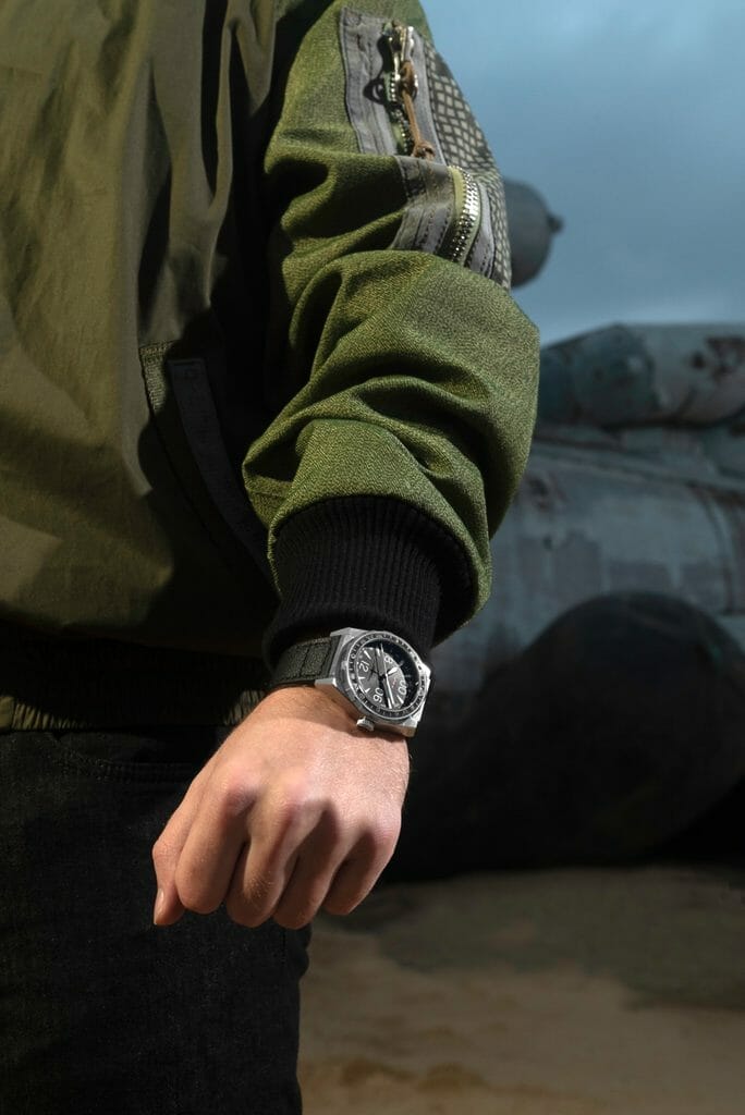 Fréquence par heure : 18 000/ 2.5 Hz, Remontage automatique bidirectionnel.