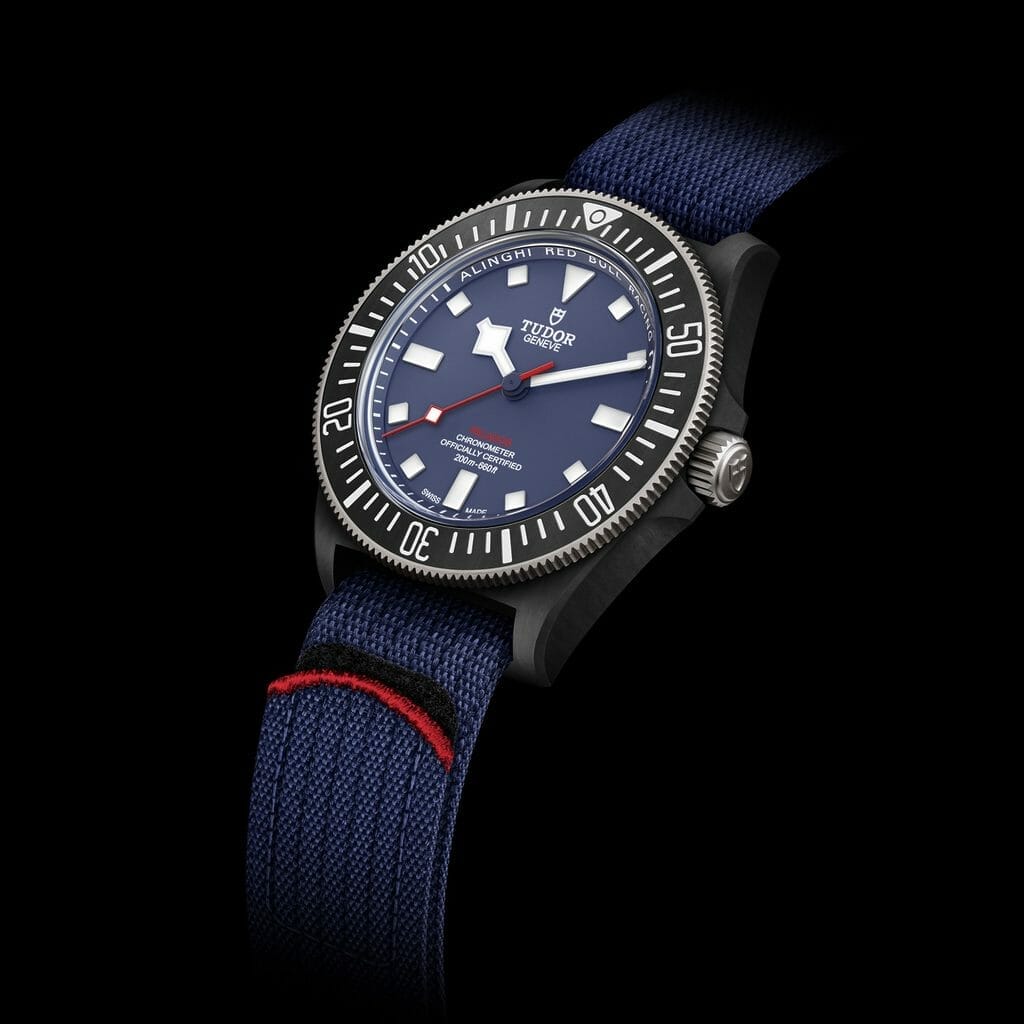 Montre Pelagos FXD : Lunette bidirectionnelle graduée
60 minutes 120 crans en titane avec disque composite de carbone noir mat.
