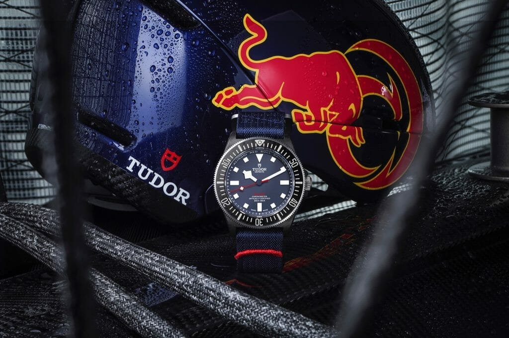 Montre Pelagos FXD : Boîtier 42 mm en composite de carbone noir mat avec le logo Alinghi Red Bull Racing gravé sur le fond de boîtier. 