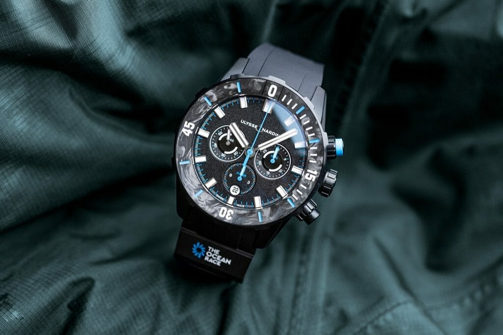 Cadran noir sablé / Compteur des 30 minutes à 3 heures / Compteur des 12 heures et date à 6 heures / Petites secondes à 9 heures / Index et aiguilles rhodiés avec Superluminova.