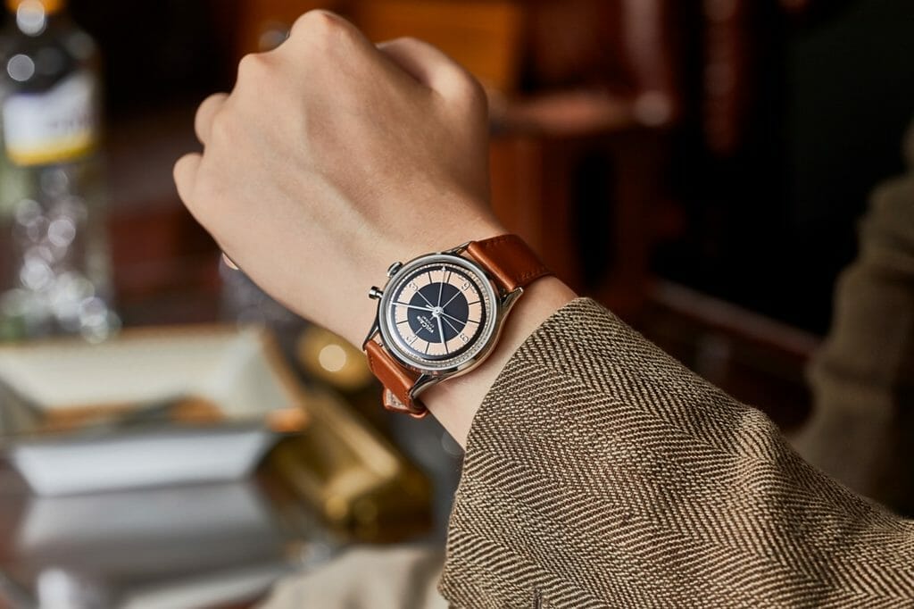 Une montre au design Art Déco et au cadran bicolore Bellini qui rappelle les modèles emblématiques des grandes maisons horlogères. 