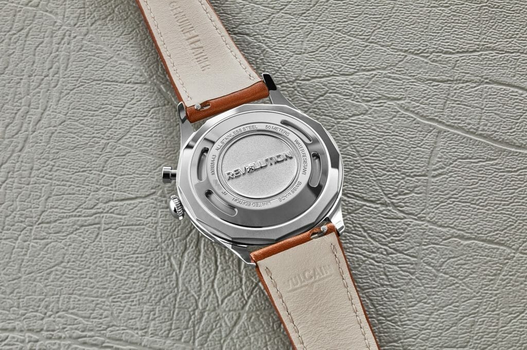 Fond vissé avec le logo "Révolution".