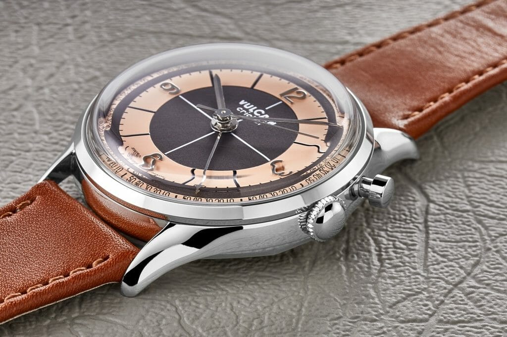 Verre saphir / Aiguilles en acier poli / Cadran bicolore semi-mat avec impression noire et index argentés polis. 