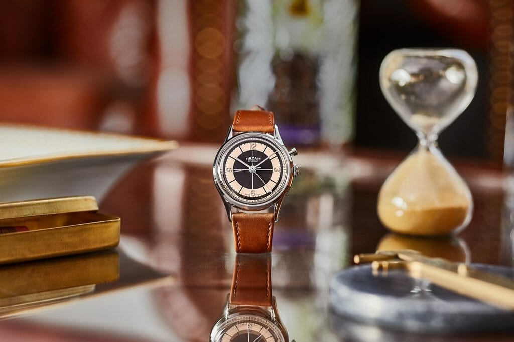 Boîtier : 39 mm X 12,7 mm poli / Boîtier en acier inoxydable 316L poli / Résistante à l'eau jusqu'à 50 m / Pousseur de pompe en acier inoxydable.