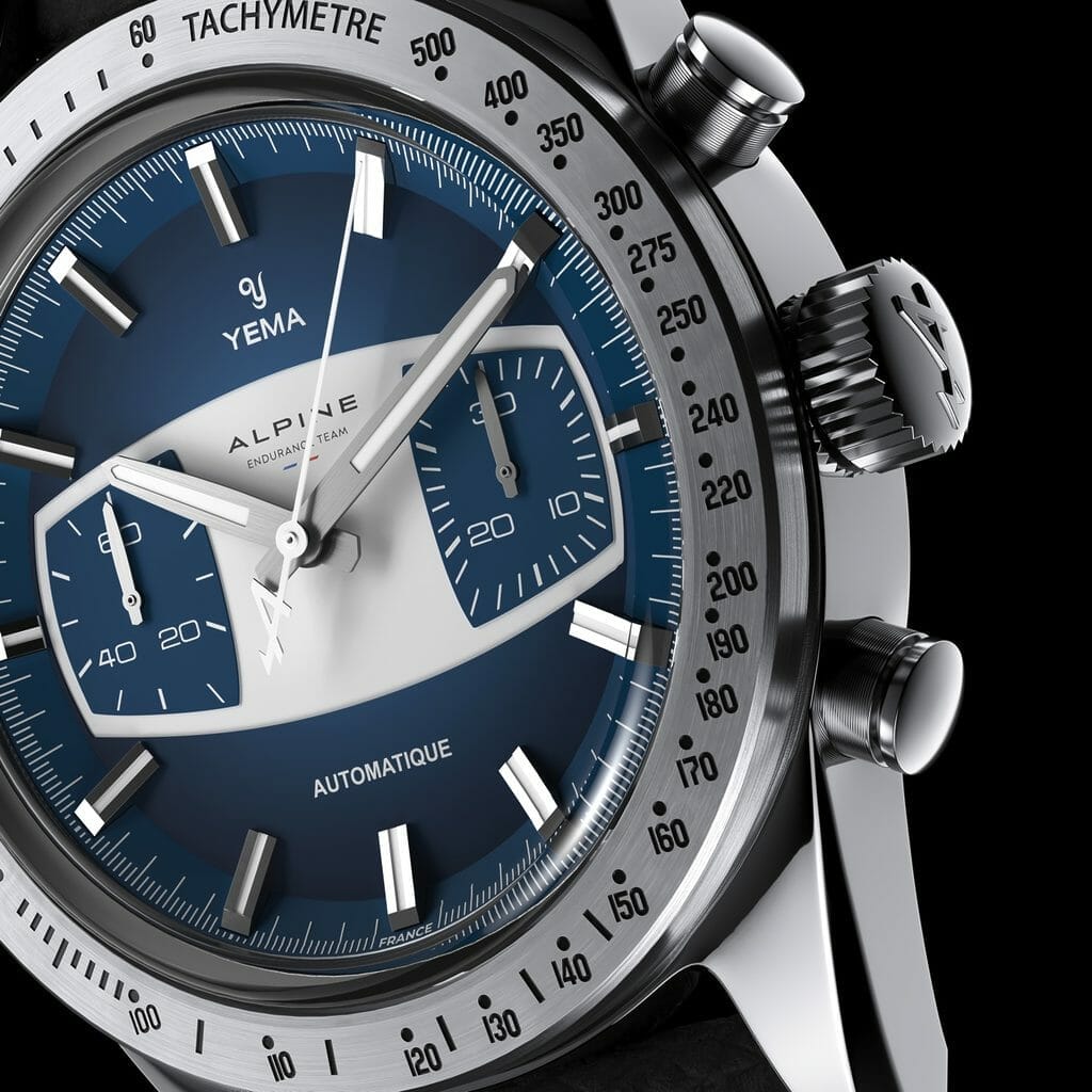 Les deux sous-compteurs du cadran ont été conçus pour ressembler à un tableau de bord automobile, un élément qui a contribué au succès et à la renommée des modèles Rallygraf depuis les années 60. Ils sont fabriqués en utilisant une plaque de laiton qui est soigneusement appliquée en relief sur le cadran.