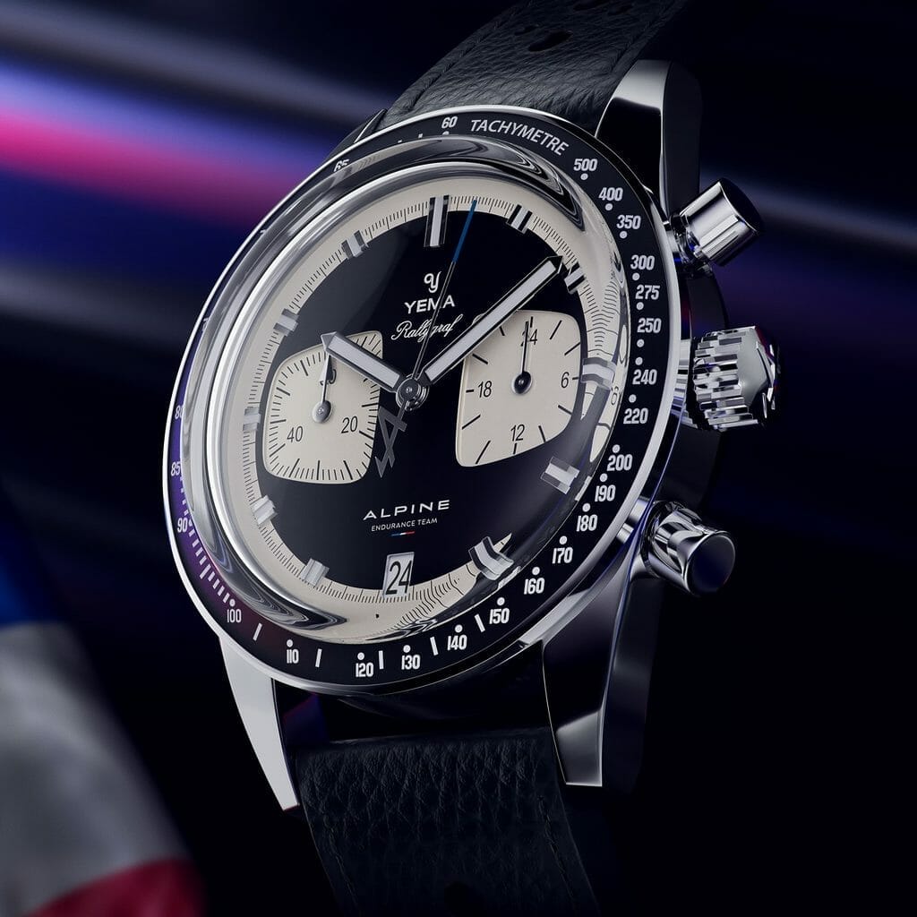 Sous-compteurs Heures et Minutes en hommage au design
des tableaux de bord des voitures de course vintage.Le fond de boîte se distingue par le logo de l’écurie ALPINE
Endurance Team, frappé à la presse hydraulique avec un
effet poli/brossé en relief.