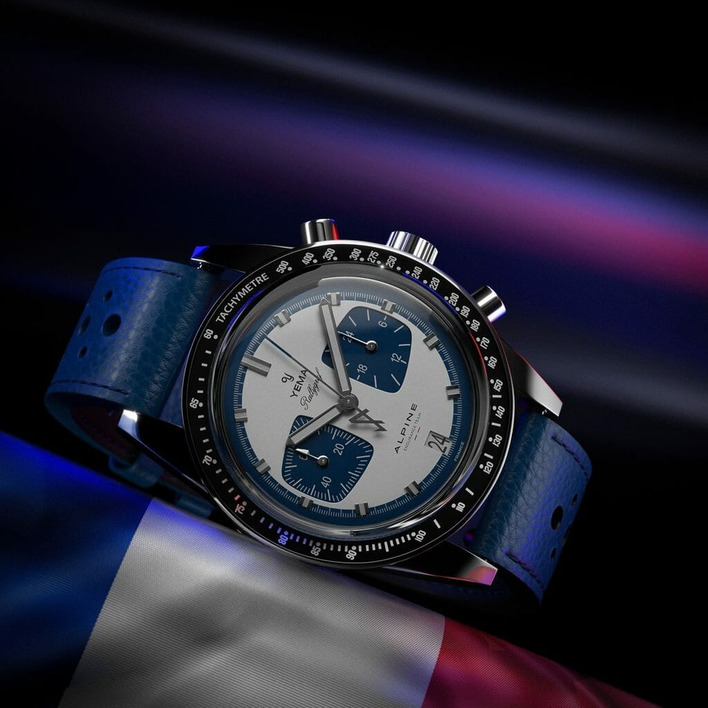 Les fonctions de mesure du temps sont actionnées par un
mouvement quartz alors que la fonction de chronométrage
est contrôlée par un module mécanique qui permet à la
trotteuse d’avoir un mouvement continu.
Conçue pour les sports mécaniques et la vitesse, la lunette
de la Rallygraf en échelle tachymétrique permet de calculer
sa vitesse moyenne sur une distance donnée.