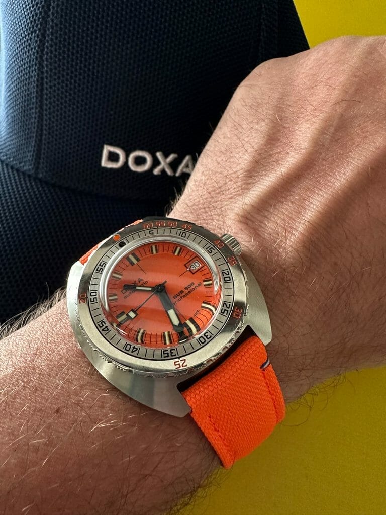 Doxa SUB 300 équipée d'un bracelet Avel & Men Tampa orange SNSM 
