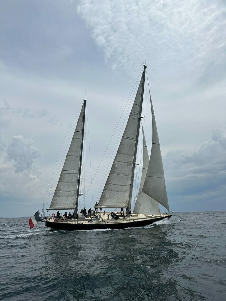 Pen Duick VI au large de Lorient. 