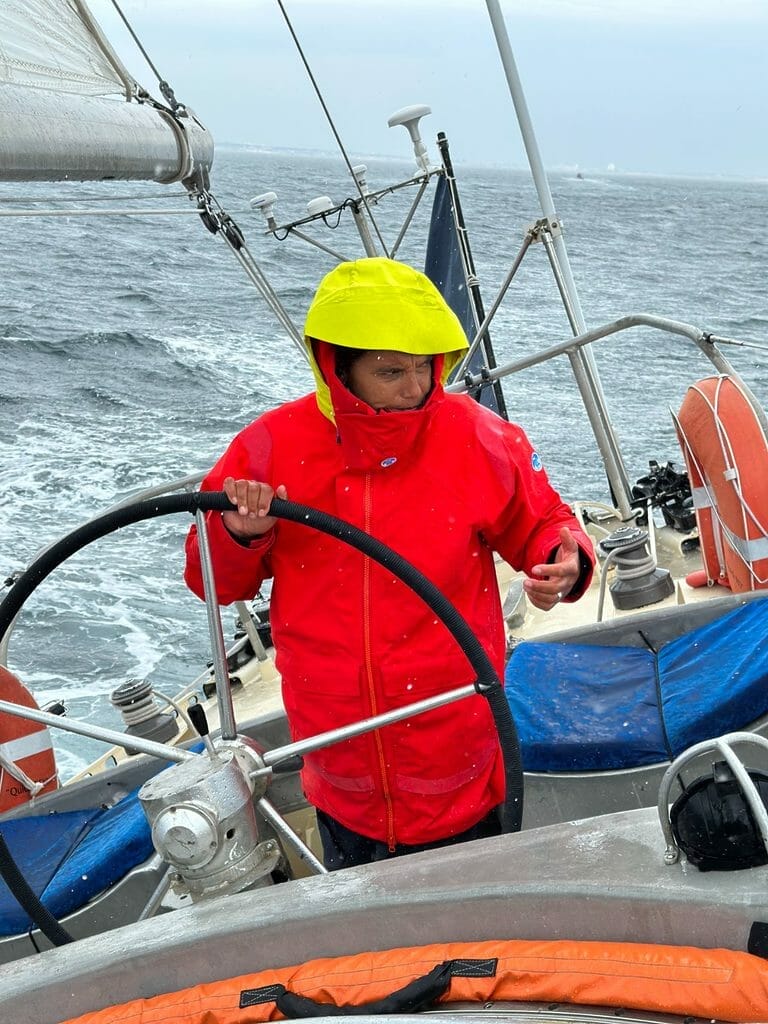 Marie Tabarly à la barre de Pen Duick VI