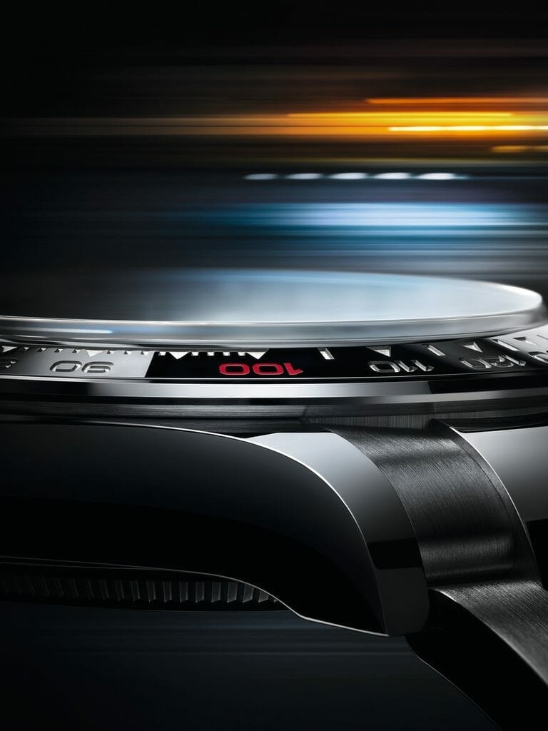 Sur l’échelle tachymétrique, le chiffre « 100 » est coloré grâce à de la céramique rouge en référence aux 100 ans des 24 Heures du Mans (2023).