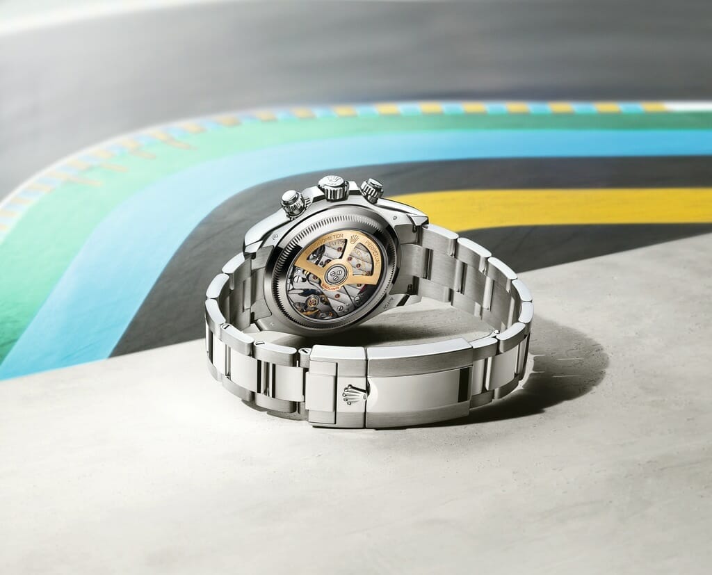 Le boîtier Oyster de la version du Cosmograph Daytona réalisée en l’honneur des 100 ans des 24 Heures du Mans arbore un fond transparent en saphir.