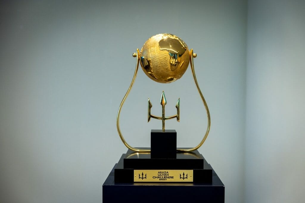 Potentiellement sept "Géants des mers" s'élanceront de Brest, chacun avec un skipper solitaire à bord, dans le but de réaliser un tour du monde d'Ouest en Est en passant par les trois caps.