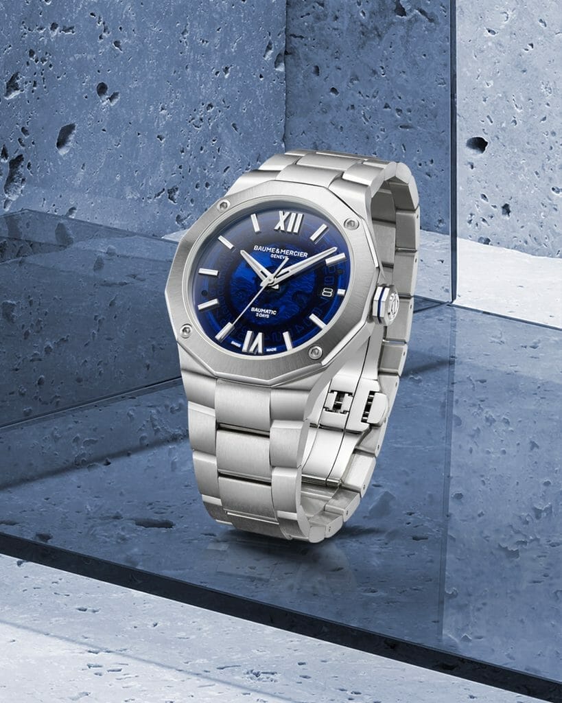 La Riviera 10616, une merveille horlogère équipée du prestigieux mouvement de manufacture Baumatic. Plongez dans son design exquis, avec un cadran saphir bleu translucide qui séduit à chaque regard. Le bracelet en acier inoxydable ajoute une touche d'élégance et de polyvalence.