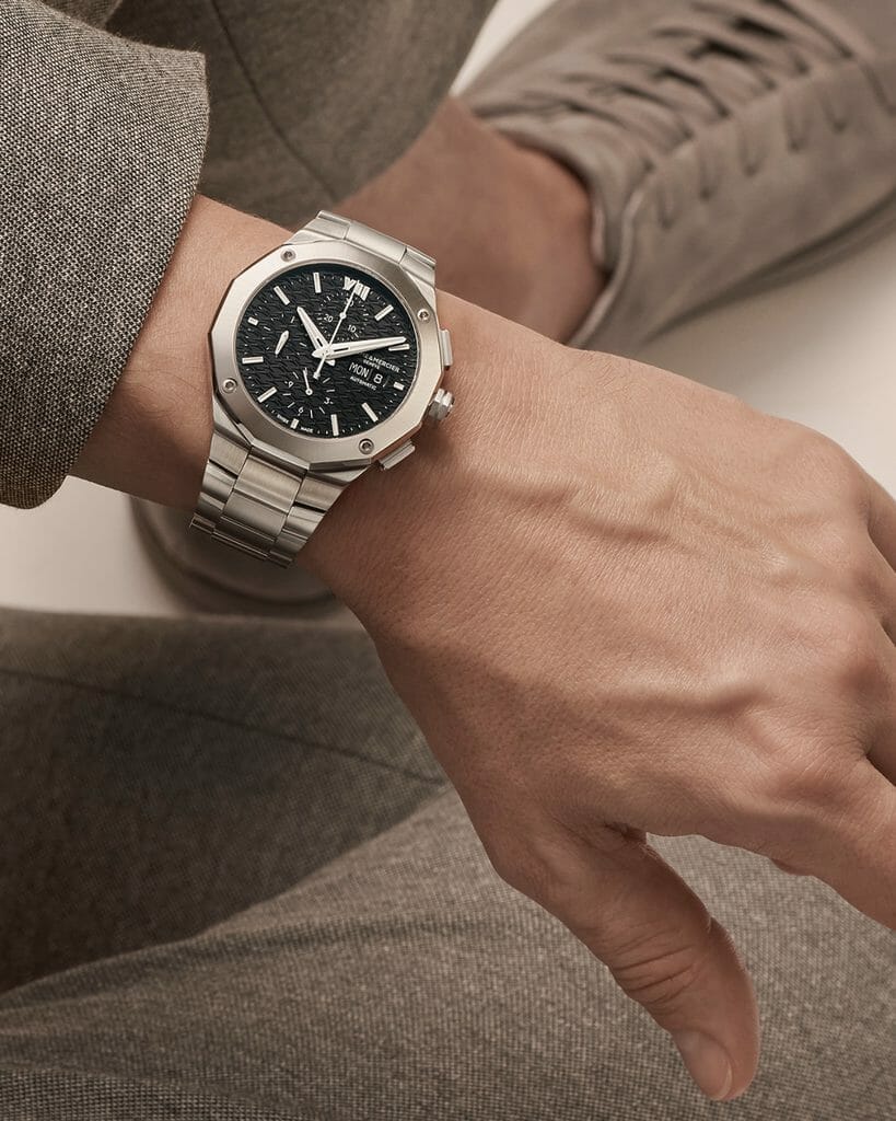 Embrassez un monde de confiance avec la Riviera 10624. Ce chronographe allie sans effort un style intemporel et une mécanique de précision. Son élégant bracelet en acier inoxydable et son captivant cadran satiné soleil noir font une impression saisissante.