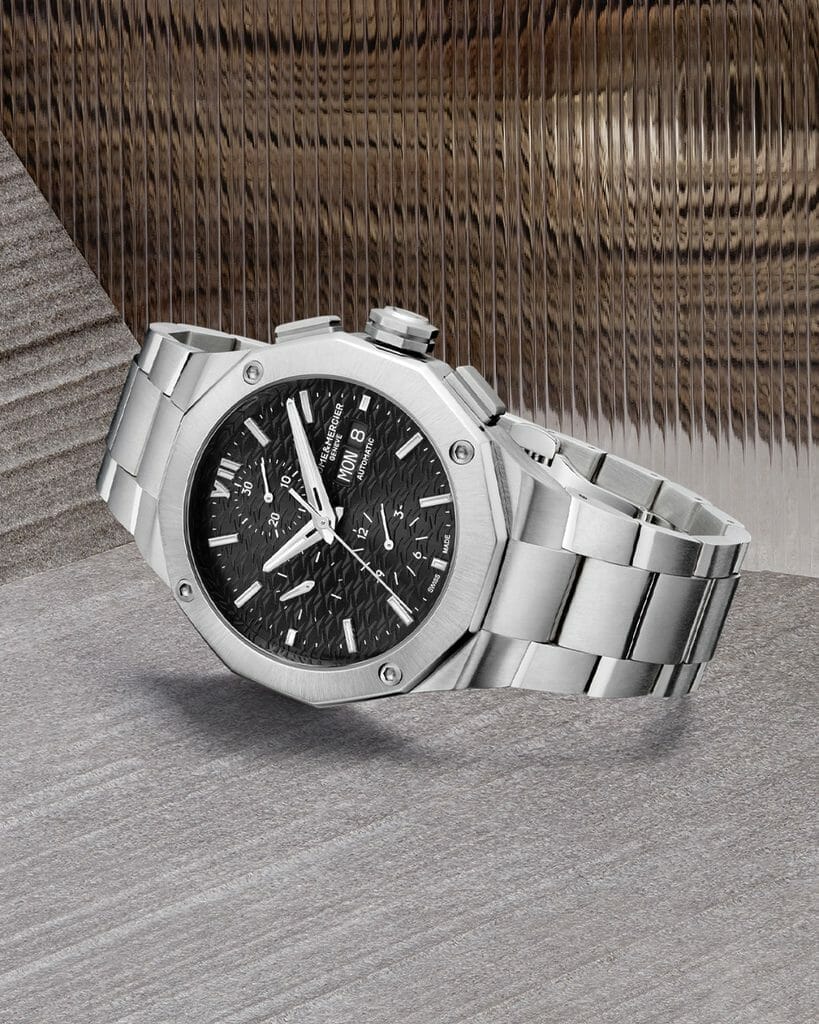 Ce garde-temps incarne un mélange harmonieux d'élégance et de sportivité. Son cadran noir satiné soleil présente un jeu de lumière envoûtant, tandis que le bracelet en acier inoxydable ajoute une touche d'élégance intemporelle.