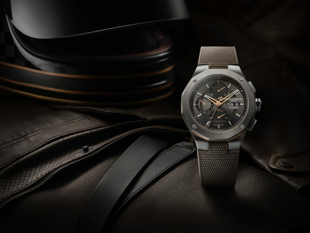 Cadran gris ardoise satiné soleil avec rehaut gris et compteur azurés, Index avec Superluminova blanc, Aiguilles H/M dorées 5N avec Superluminova blanc en pointe, Aiguilles des secondes du chronographe dorée 5N avec logo Phi en contrepoids et Superluminova blanc en pointe.