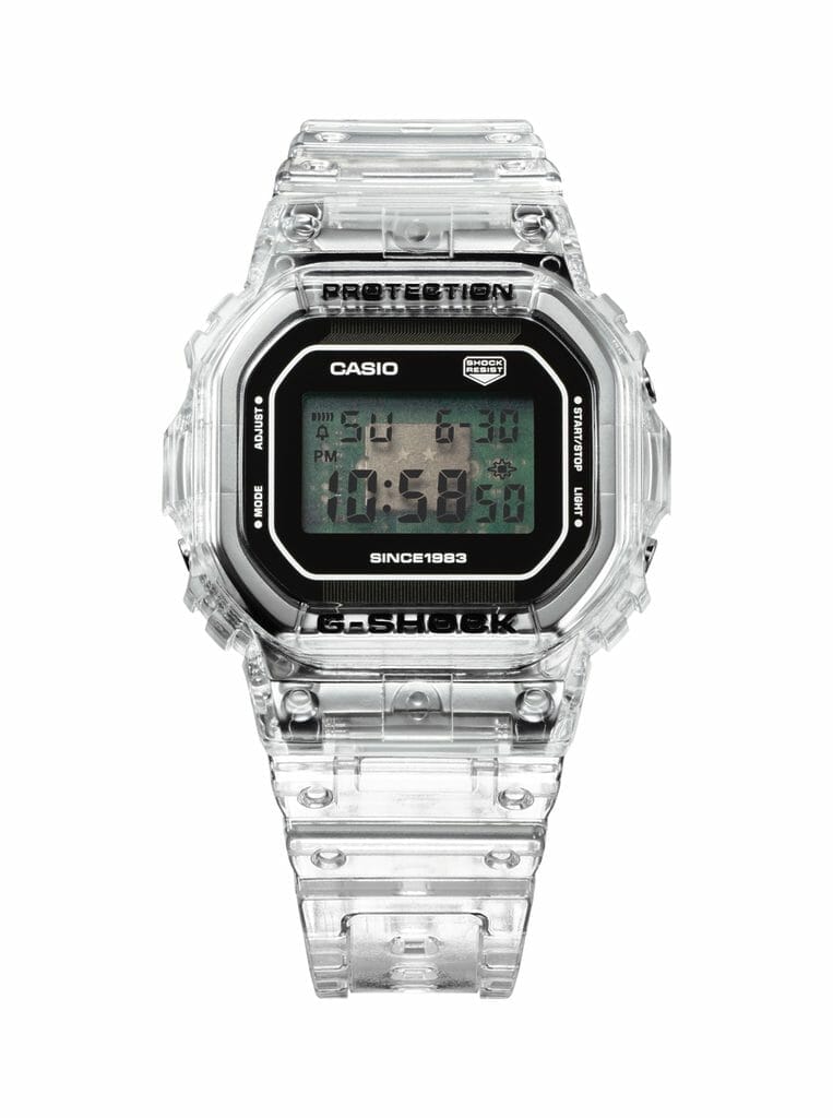 Le modèle DW-5040RX : s'inspire de la forme de la première G-SHOCK et est doté d'un écran LCD transparent, permettant au circuit imprimé orné du logo G de transparaitre.