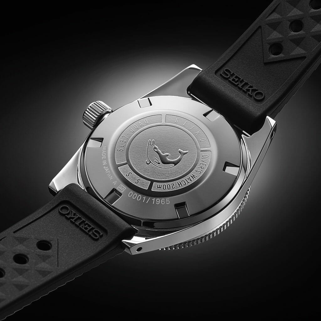 Le fond du boîtier comporte le même emblème de dauphin que celui de la montre de 1965. Etanchéité 200m, Résistance magnétique 4 800 A/m.