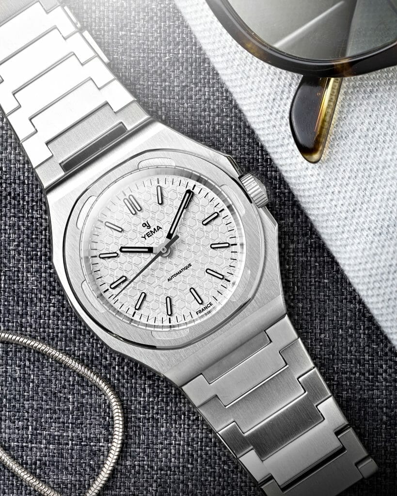 Le Calibre Maison de deuxième génération YEMA2000 est animé par des composants optimisés offrant une dérive journalière de +/- 10 s / j et une réserve de marche de 42h. Le verre saphir légèrement surélevé offre une meilleure lisibilité, une résistance aux rayures accrue et un aspect résolument vintage.
