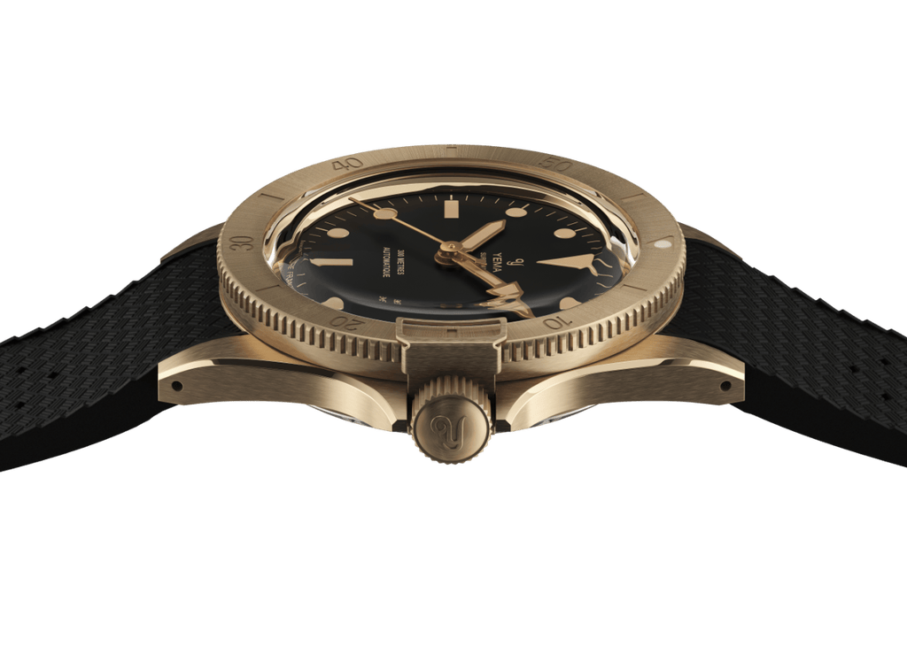 Le verre en double dôme de saphir est parfaitement intégré et protégé par la lunette de la montre.