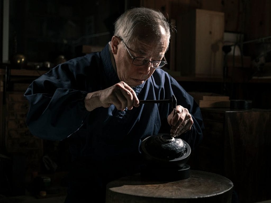 Lunette gravée à la main par le maître graveur Kobayashi Masao.