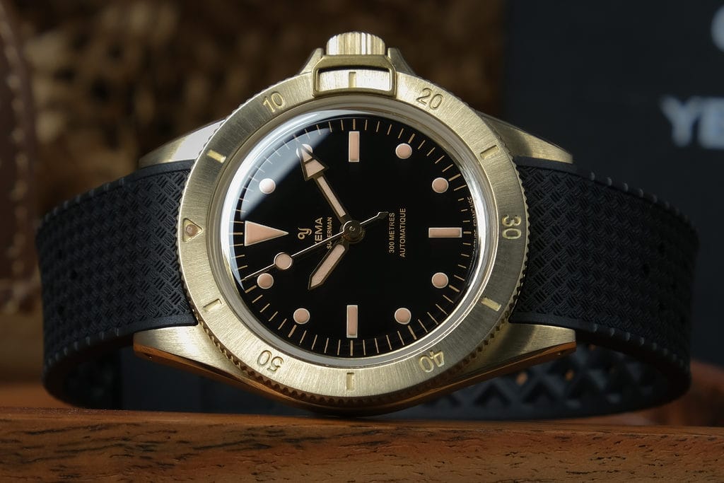 Boîtier et lunette en bronze.