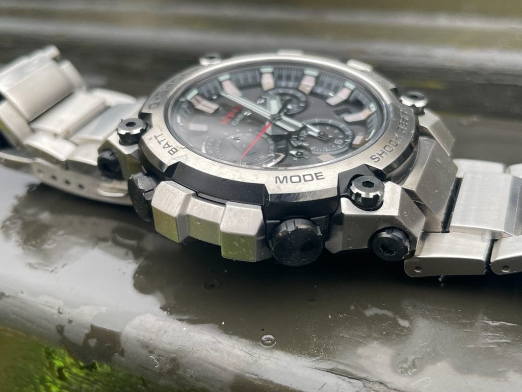 Montre que l'on ne craint pas de poser sur un banc, sous la pluie !