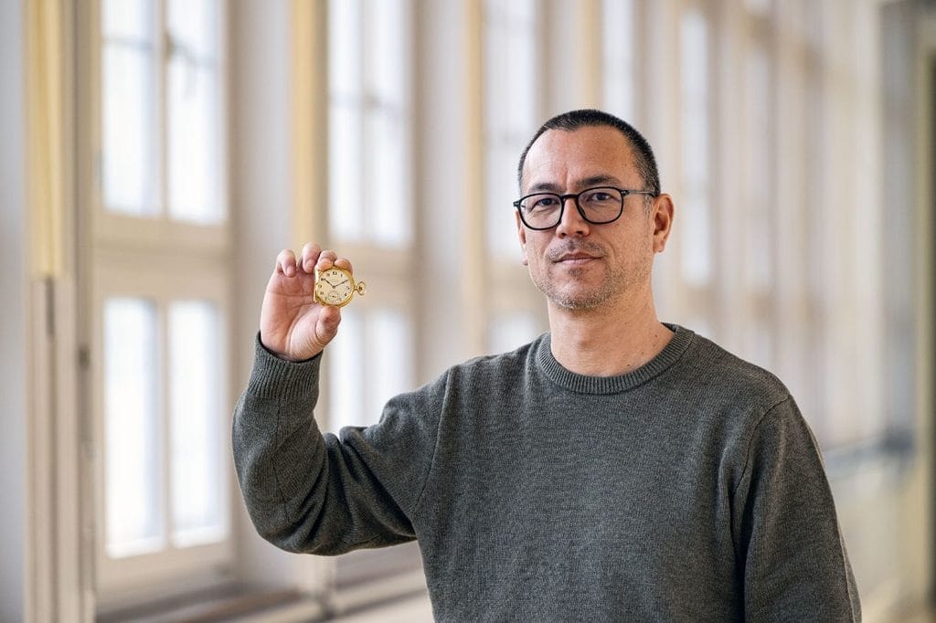 Directeur du CNIP, Thuan NGuyen tient dans sa main une montre à gousset DUBIED des années 1930 - Crédit Patrick Di Lenardo