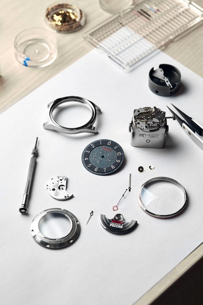 Vue sur les composants manufacturés de la Raketa Russian Code