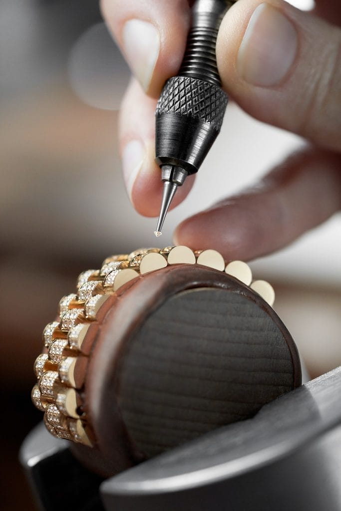 Plusieurs critères contribuent à la réputation du sertissage Rolex : la qualité des pierres, la tenue irréprochable des gemmes, leur alignement…