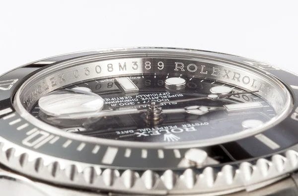 Exemple d'emplacement du n° de série sur une Rolex moderne - Source Cadran Noir Luxembourg