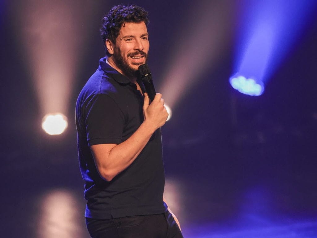 Photo d'illustration - Redouane Bougheraba, meilleur showman de la scène Stand up française actuellement - Source internet