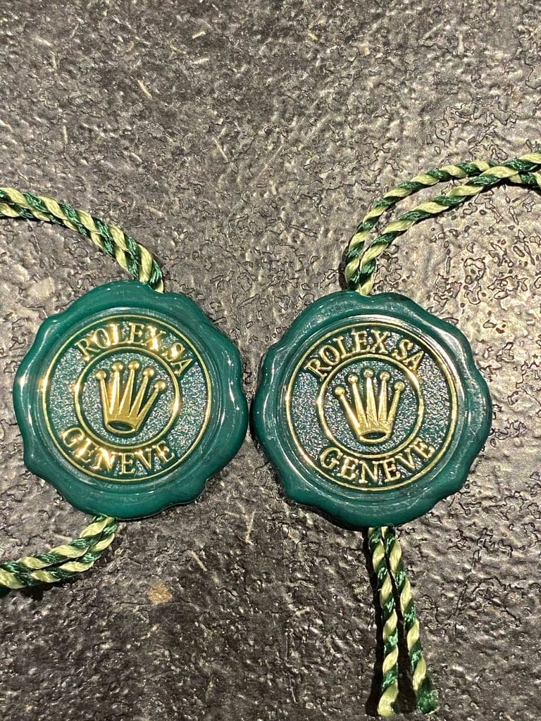 Photo d'illustration - Doublette Rolex (la fausse à gauche) - Source Michel Vittini sur le groupe Facebook Club Rolex France