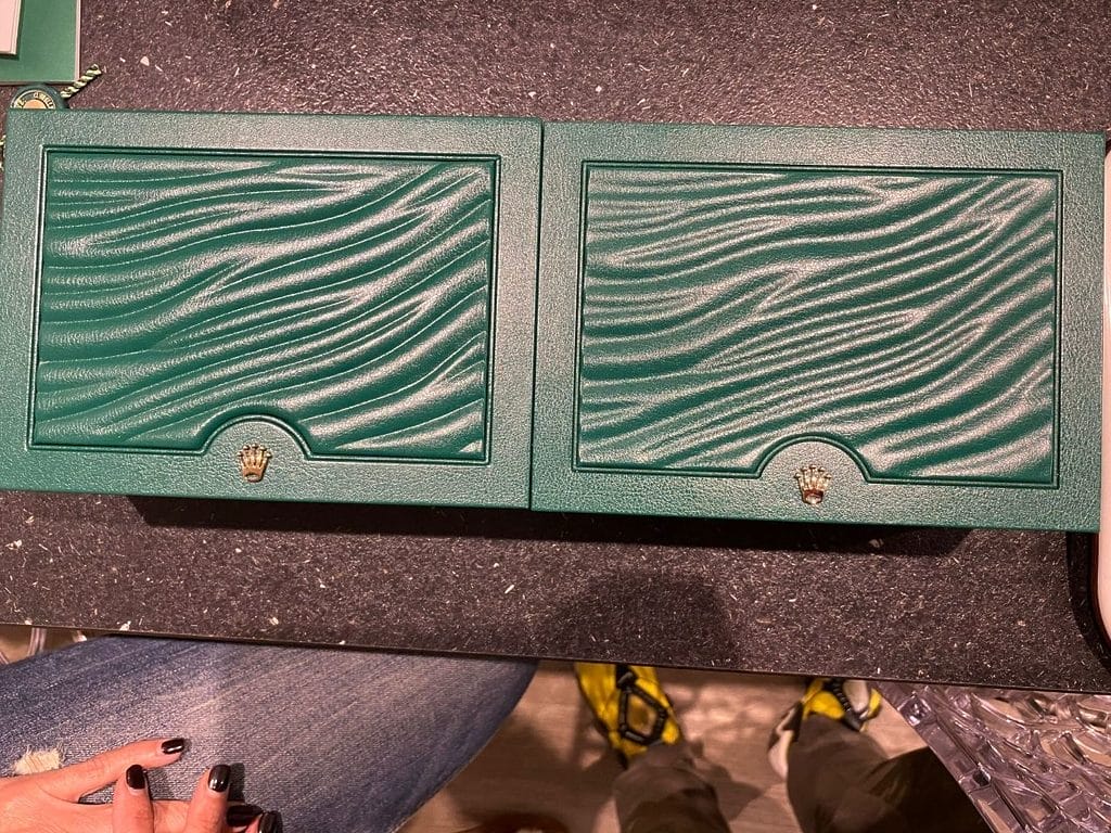 Photo d'illustration - Doublette Rolex (la fausse à gauche) - Source Michel Vittini sur le groupe Facebook Club Rolex France