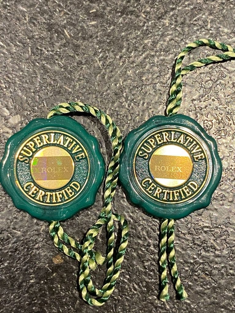 Photo d'illustration - Doublette Rolex (la fausse à gauche) - Source Michel Vittini sur le groupe Facebook Club Rolex France