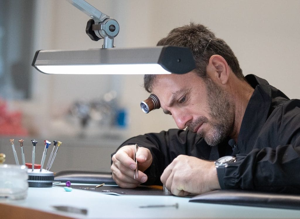Eric Péron découvrant la Manufacture où sont produites les montres Alpina
