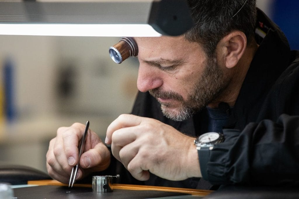 Eric Péron découvrant la Manufacture où sont produites les montres Alpina