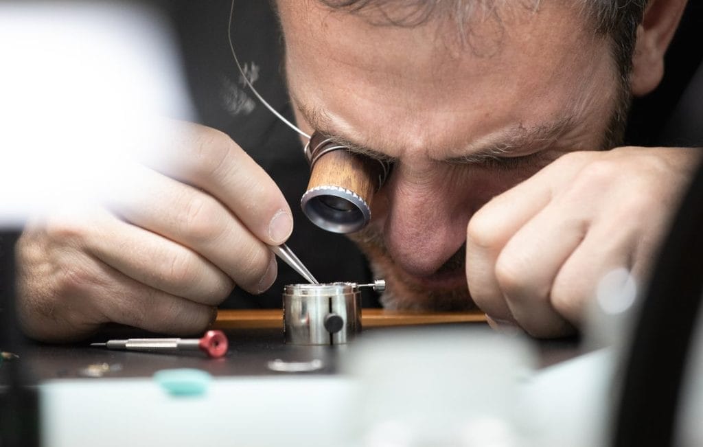 Eric Péron découvrant la Manufacture où sont produites les montres Alpina