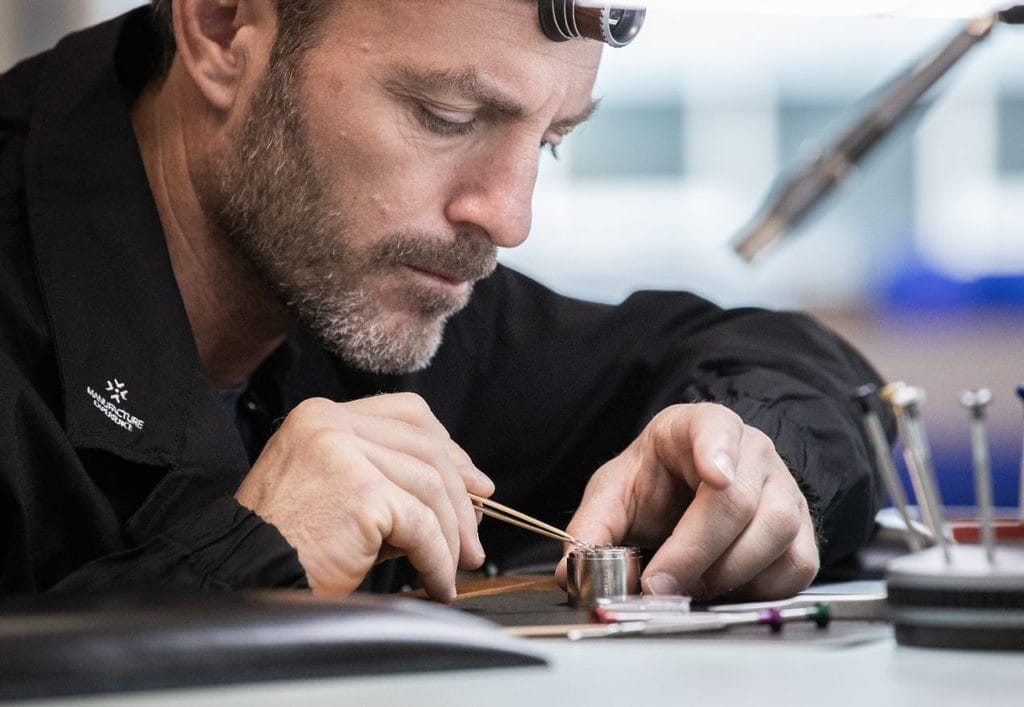 Eric Péron découvrant la Manufacture où sont produites les montres Alpina